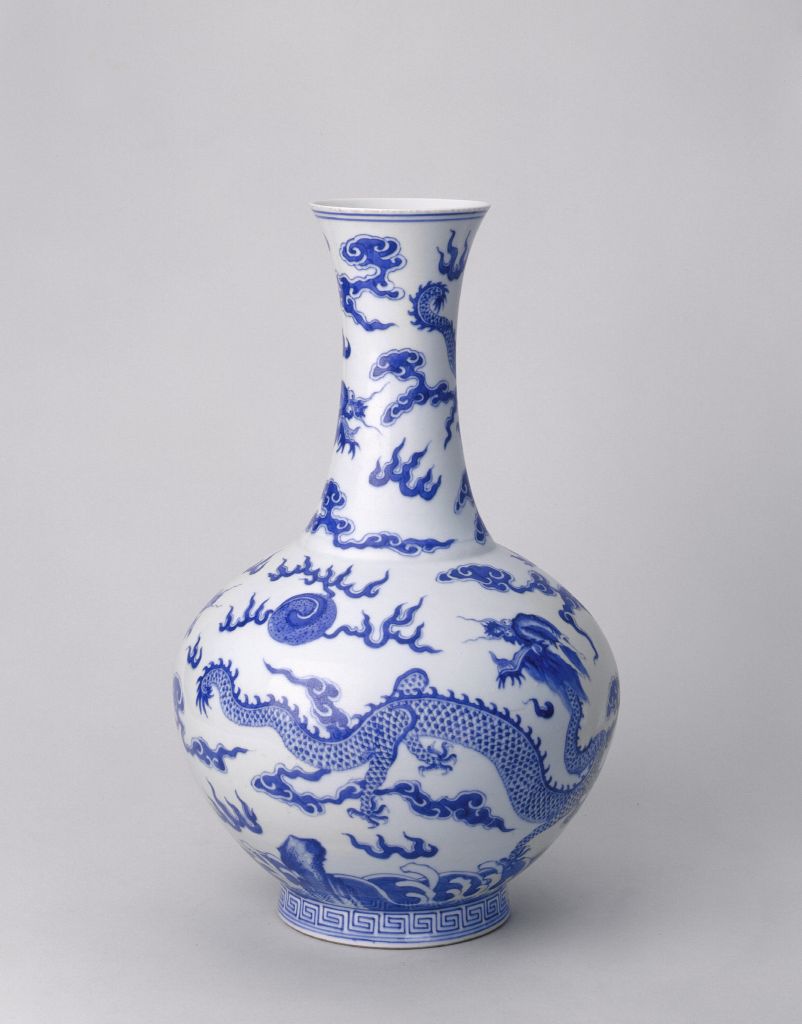 图片[1]-Blue and white vase with dragon and cloud patterns-China Archive